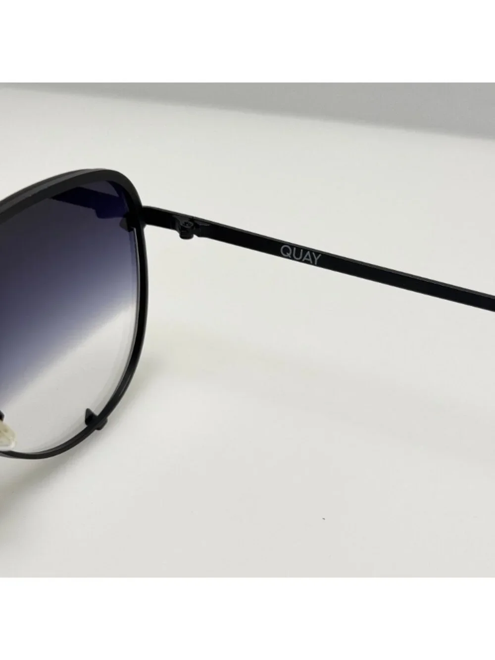 Quay Sunglasses HK Rimless 126 Black B
